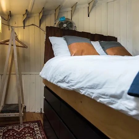 Houseboat Reussi * Amsterdam