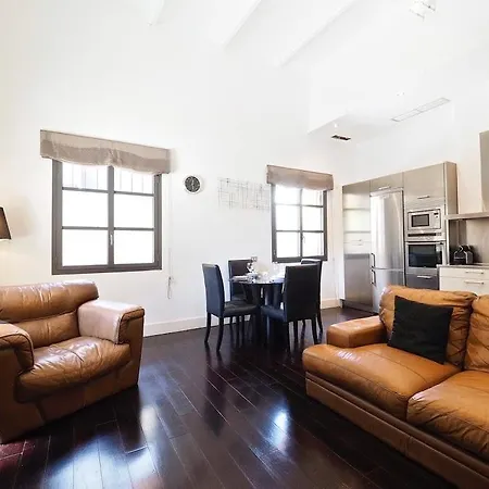 Courtyard Arena Atlas Apartment