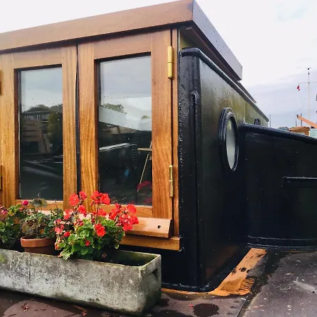 Houseboat Tante Piet ספינת מלון 2*