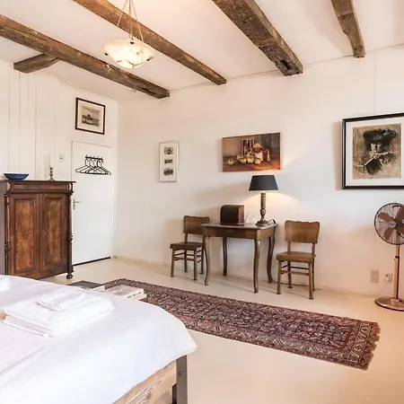 Maison d'hôtes Classy 17th C Canalhouse