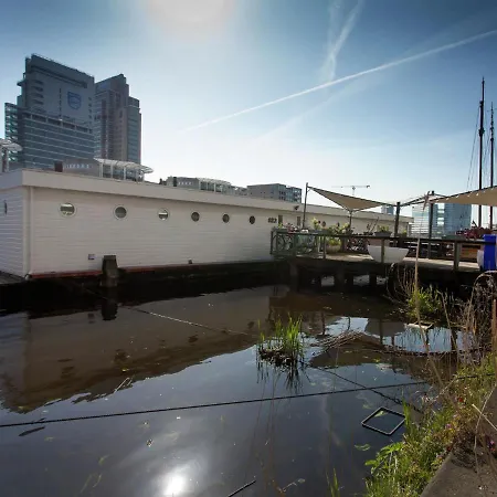 Modern Houseboat In With Terrace Hotel en barco