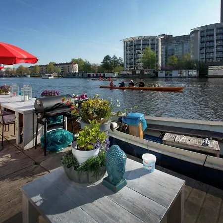 Modern Houseboat In With Terrace Hotel en barco *
