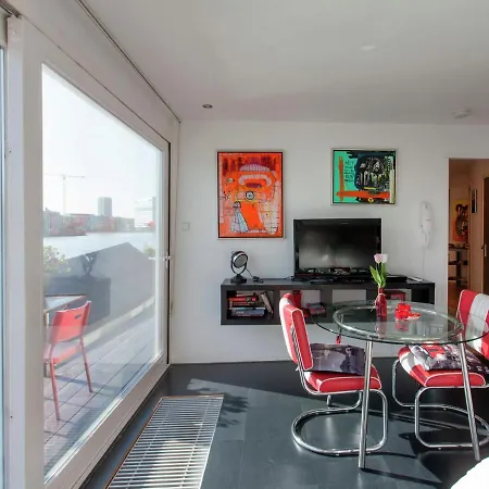 Hotel en barco Modern Houseboat In With Terrace *