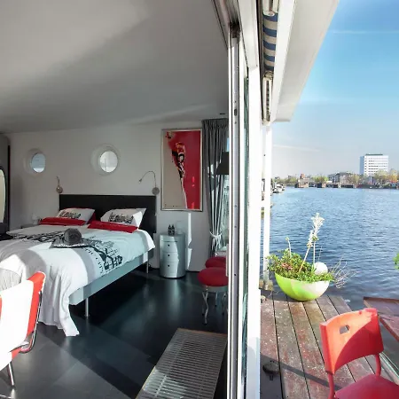 Modern Houseboat In With Terrace Hotel en barco