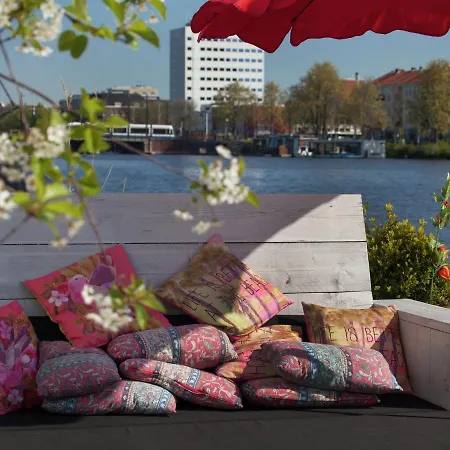 Hotel en barco Modern Houseboat In With Terrace Ámsterdam