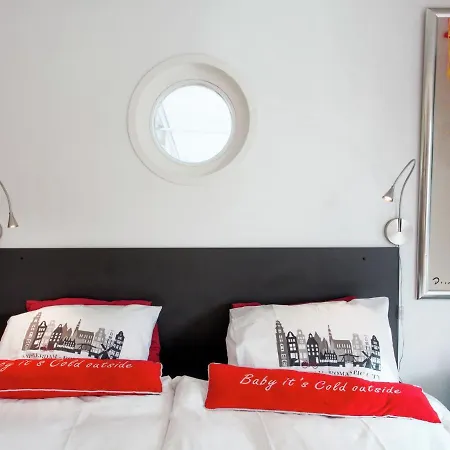 Hotel en barco Modern Houseboat In With Terrace Ámsterdam