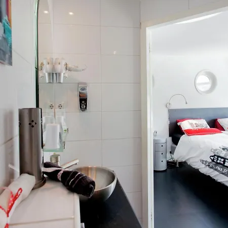 Hotel en barco Modern Houseboat In With Terrace Ámsterdam