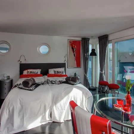 Modern Houseboat In With Terrace * Ámsterdam