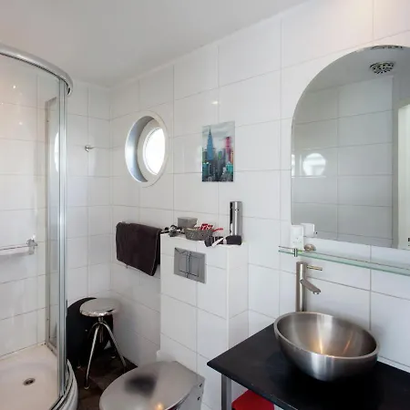 Hotel en barco Modern Houseboat In With Terrace *