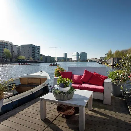 Modern Houseboat In With Terrace Hotel en barco *