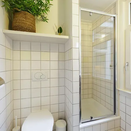 Adam's Apartman *
