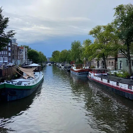 Houseboat Bonnie 住宿加早餐酒店 *