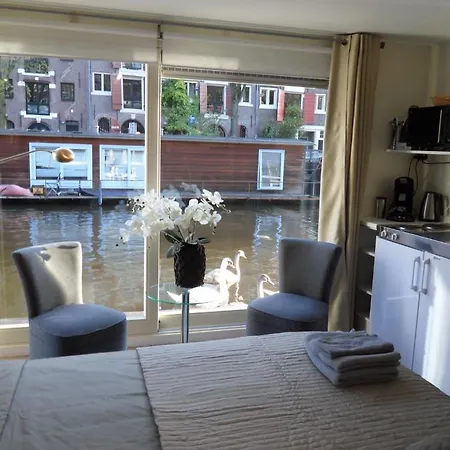 The Guest-houseboat Hotel en barco