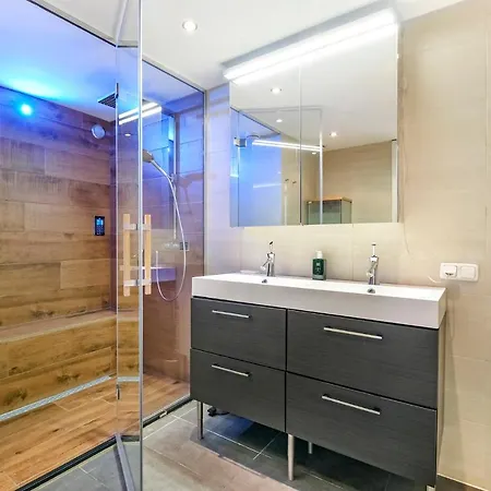 170m2 With Jacuzzi & Steam Bath In Center Of Lägenhet