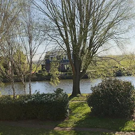 Gr8 Riverside Hotel