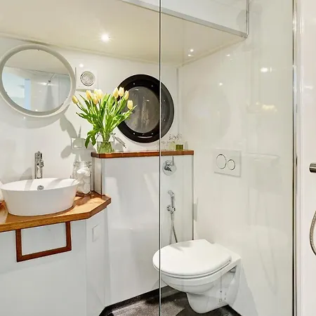 A304 Romantic Seaship In Center بوتيل *