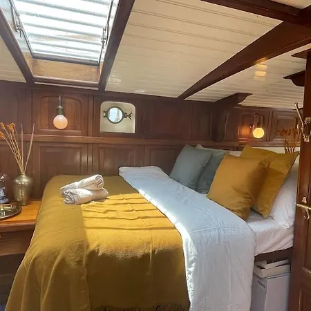 Amazing Private Luxury Boat 船上ホテル