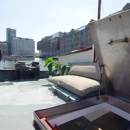 Najade Eco Houseboat 招待所