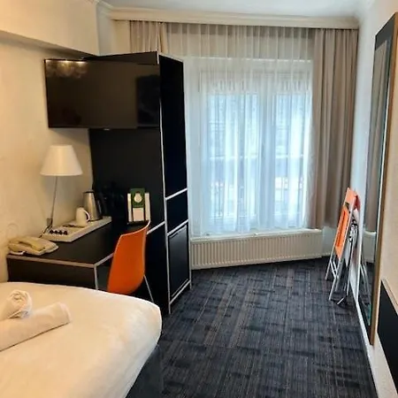 Multatuli Hotel 3*