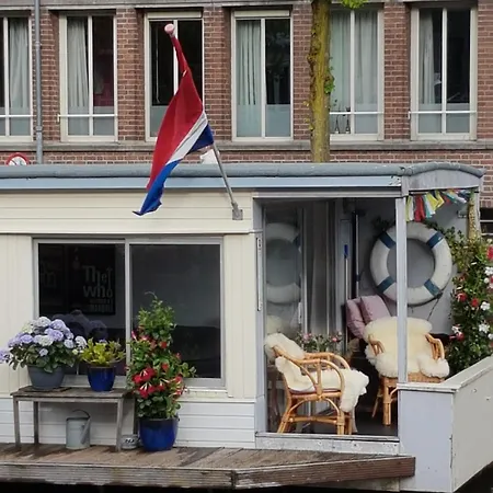 ספינת מלון Pantheos Houseboat *