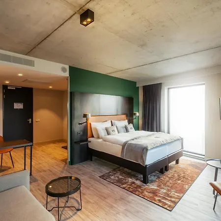 - The Niu, Fender 4* Amsterdam