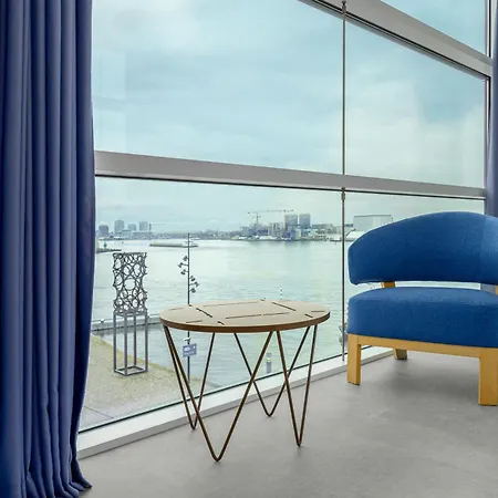 Mate Aitana, Hotel Amsterdam