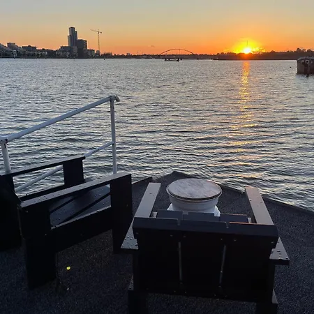 Couette-café Casey's View House Boat *