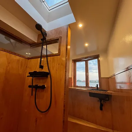 Couette-café Casey's View House Boat *