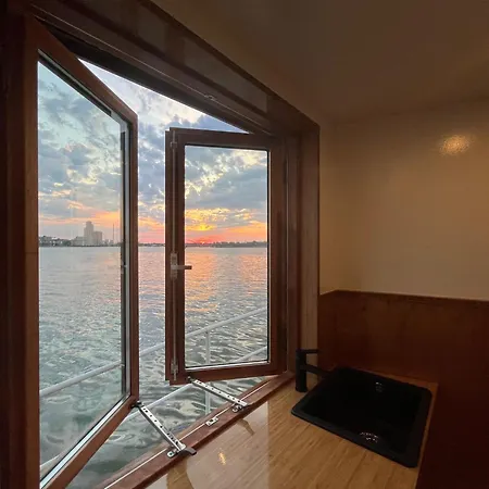 Casey's View House Boat *