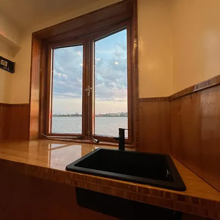 Couette-café Casey's View House Boat *