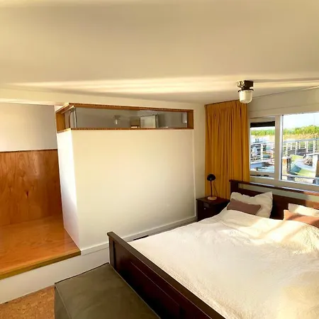 Couette-café Casey's View House Boat