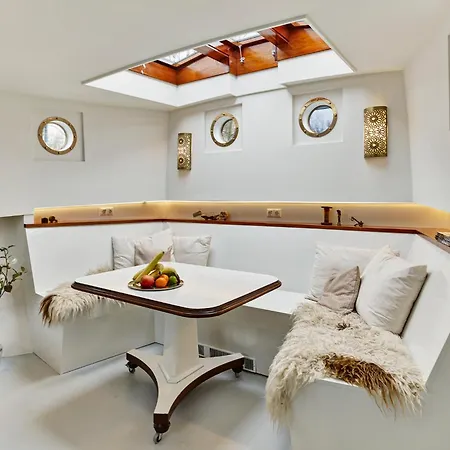 A304 Romantic Seaship In Center بوتيل *