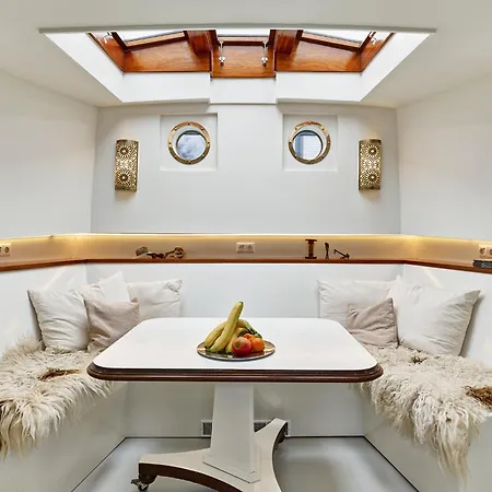 A304 Romantic Seaship In Center * أمستردام