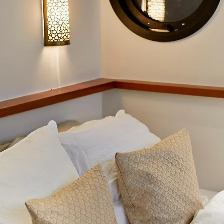 بوتيل A304 Romantic Seaship In Center *