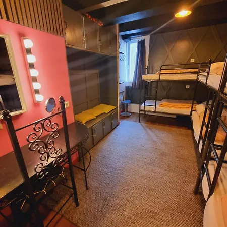 Albergue Downtown Canal View *