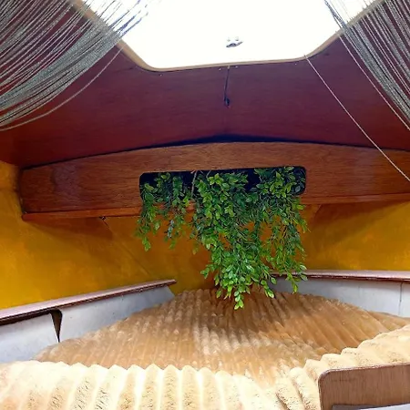 Romantic Sailboat Retreat For 2 Båthotell