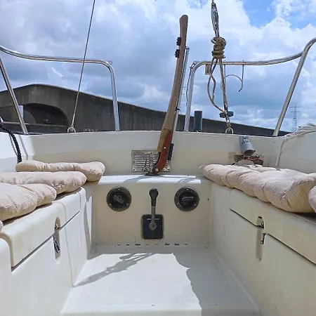 Romantic Sailboat Retreat For 2 Båthotell