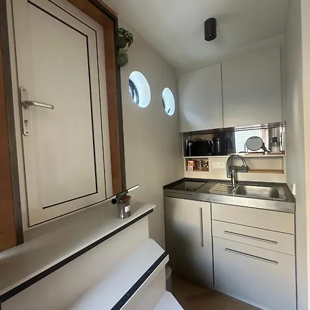 ספינת מלון Houseboat The Floating Nest