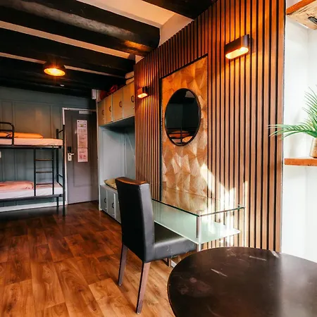 Albergue Downtown Canal View *