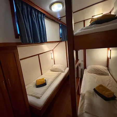 Hotelboot Zwaan Szálloda *