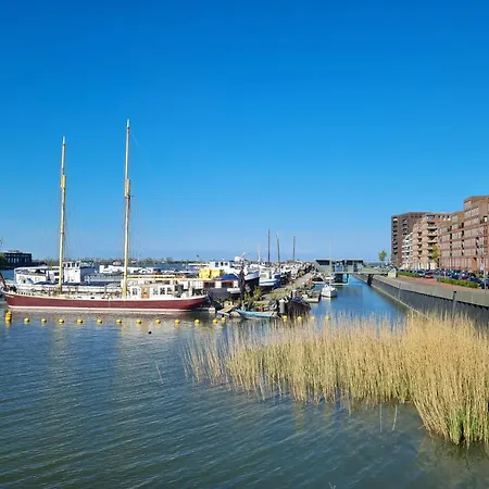 Charmante Kapiteinshut Op Historisch Schip De Hoop Bed and breakfast *
