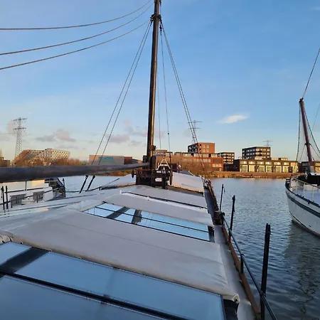 Charmante Kapiteinshut Op Historisch Schip De Hoop