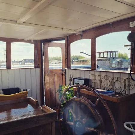 Charmante Kapiteinshut Op Historisch Schip De Hoop Bed and breakfast Ámsterdam