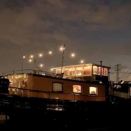 Bed and breakfast Charmante Kapiteinshut Op Historisch Schip De Hoop