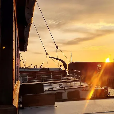 Bed and breakfast Charmante Kapiteinshut Op Historisch Schip De Hoop