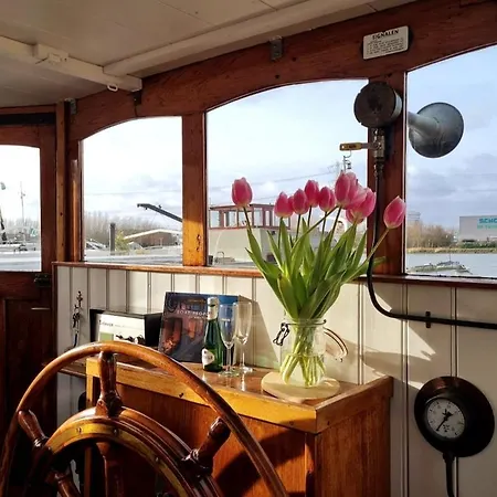 Charmante Kapiteinshut Op Historisch Schip De Hoop Bed and breakfast