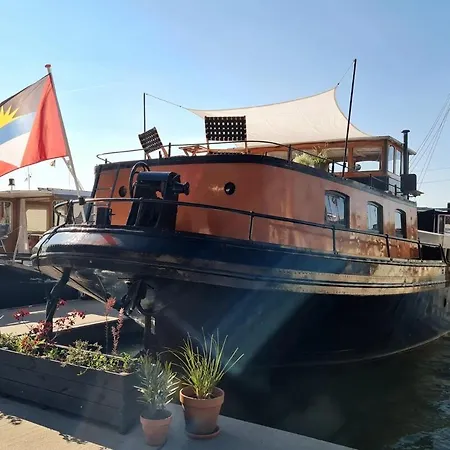 Bed and breakfast Charmante Kapiteinshut Op Historisch Schip De Hoop *