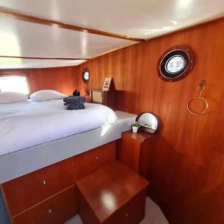 Charmante Kapiteinshut Op Historisch Schip De Hoop Bed and breakfast