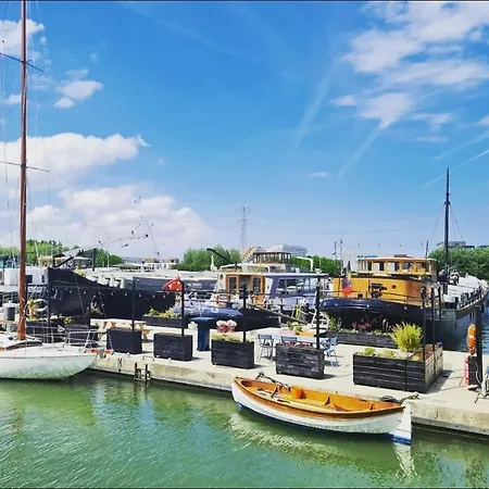 Charmante Kapiteinshut Op Historisch Schip De Hoop Bed and breakfast Ámsterdam