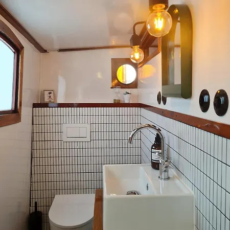 Charmante Kapiteinshut Op Historisch Schip De Hoop Bed and breakfast